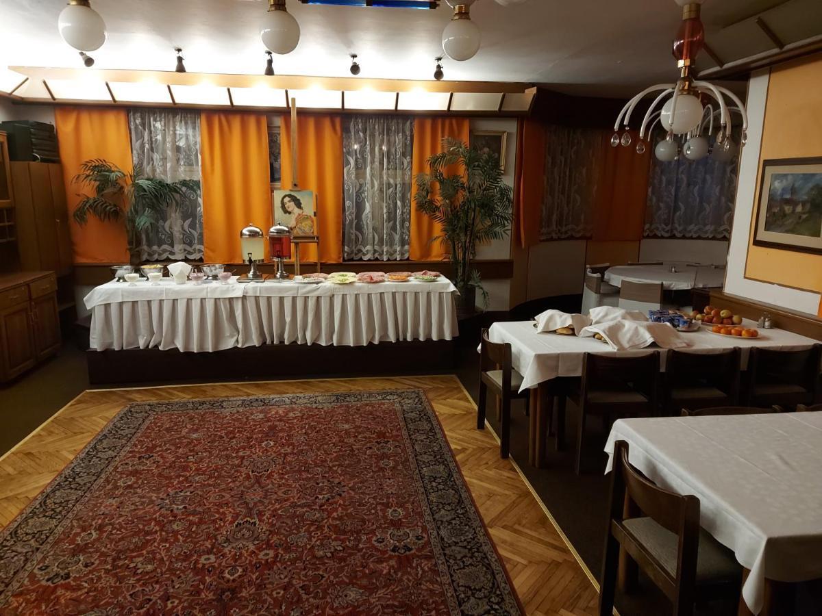 Hotel Vetrov Високе-над-Їзероу Екстер'єр фото